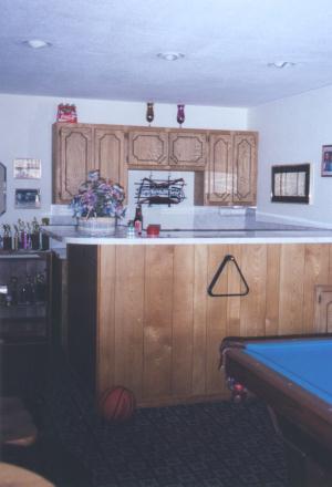 barbaras_house_gameroom_bar1.jpg (16562 bytes)