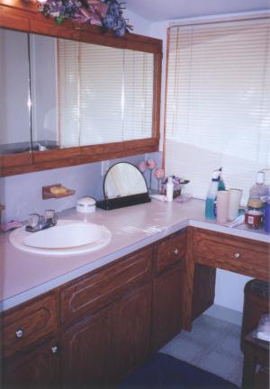 dougs_bathroom_cabinets1.jpg (18191 bytes)