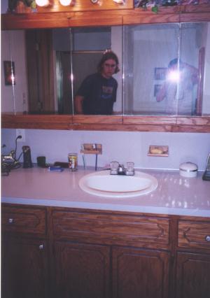 dougs_bathroom_cabinets2.jpg (17212 bytes)