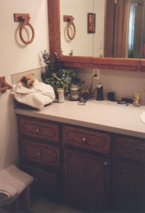 dougs_bathroom_cabinets3.jpg (14800 bytes)