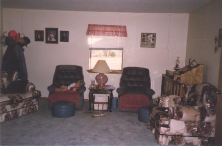 house1_livingroom1.jpg (15771 bytes)