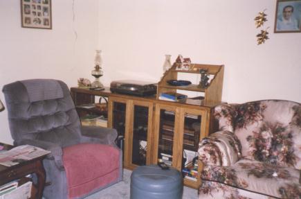 house1_livingroom3.jpg (18883 bytes)