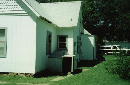 stillwater_house_squirl_hole.jpg (20726 bytes)